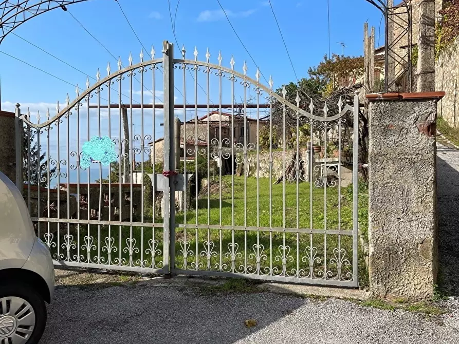Immagine 2 di Porzione di casa in vendita  a Pietrasanta