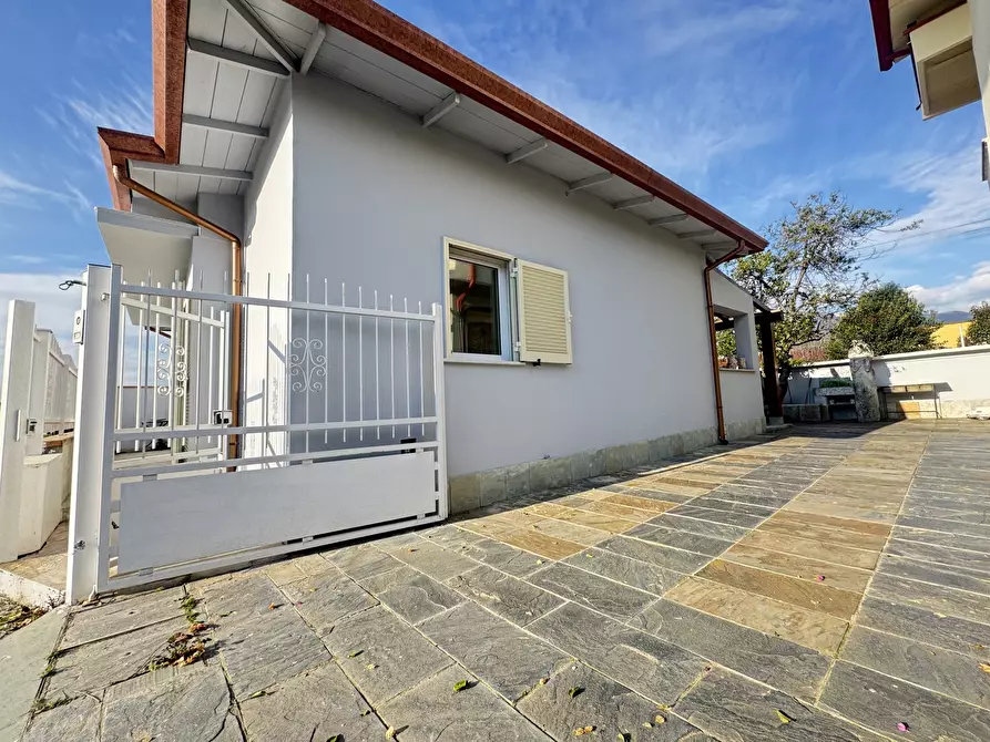 Immagine 44 di Villa in vendita  a Massa