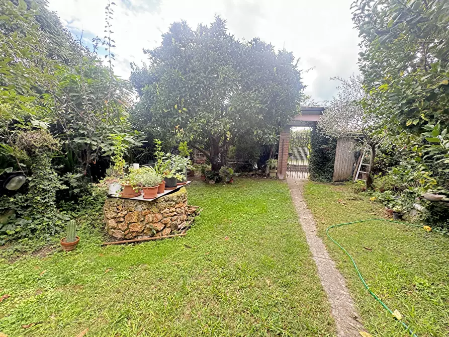 Immagine 60 di Porzione di casa in vendita  a Pietrasanta