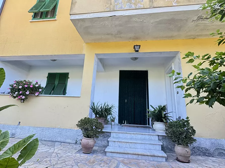 Immagine 57 di Porzione di casa in vendita  a Massa