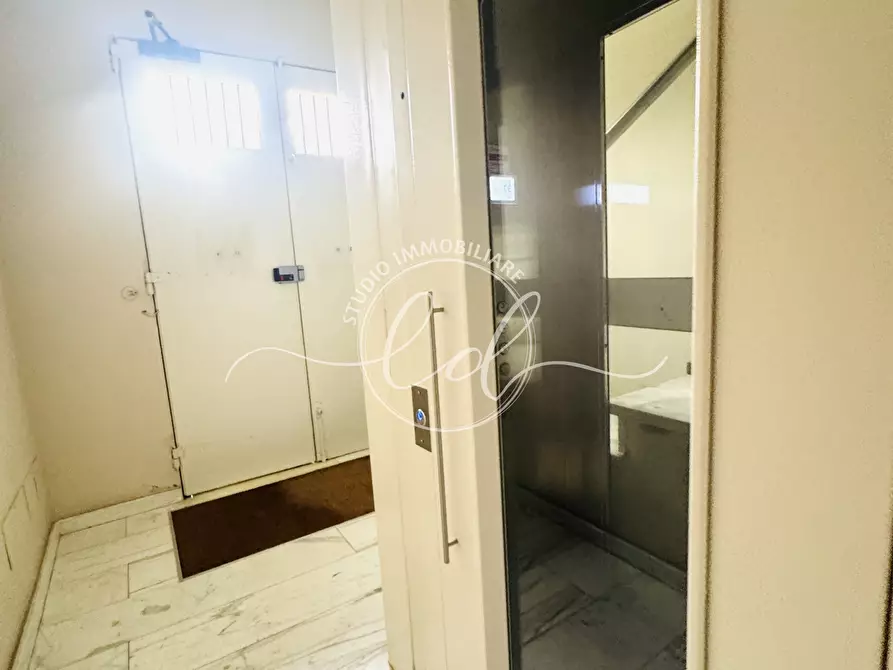 Immagine 11 di Pentalocale in vendita  a Lucca