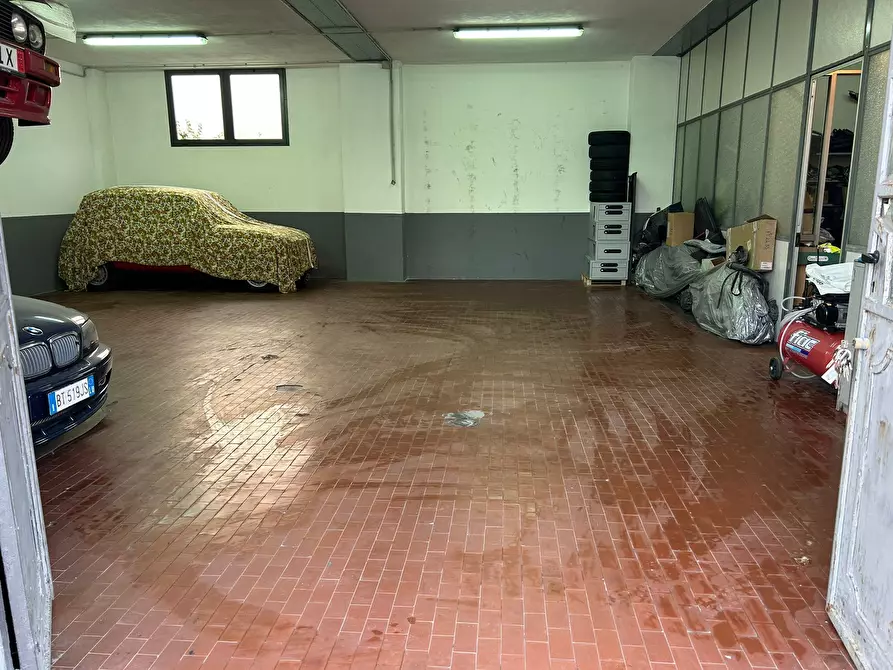 Immagine 22 di Porzione di casa in vendita  a Pietrasanta