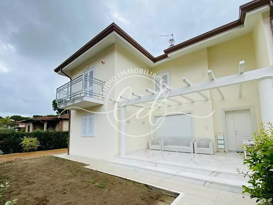 Immagine 3 di Porzione di casa in vendita  a Pietrasanta