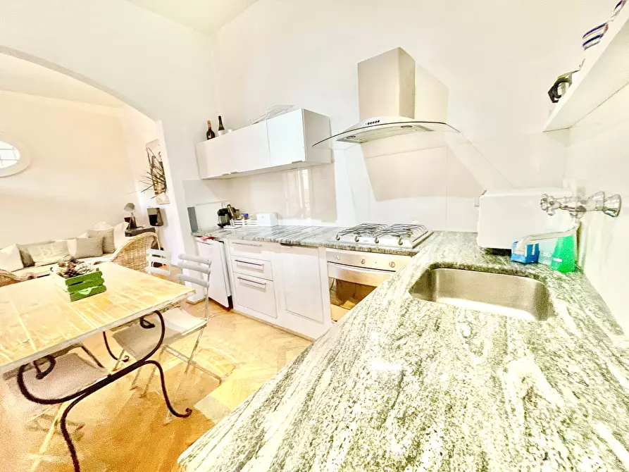 Immagine 17 di Trilocale in affitto  a Pietrasanta