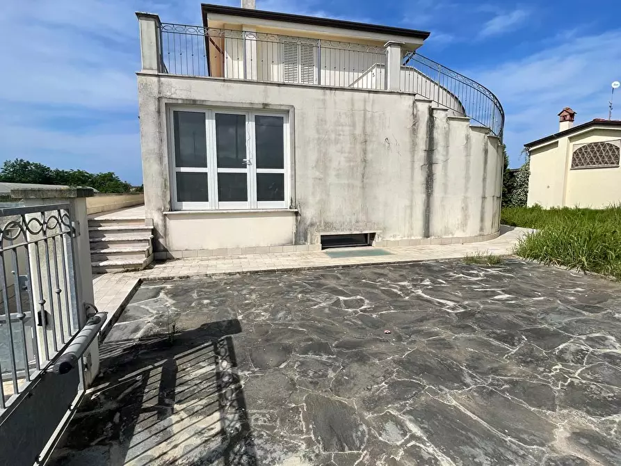 Immagine 10 di Villa in vendita  a Camaiore