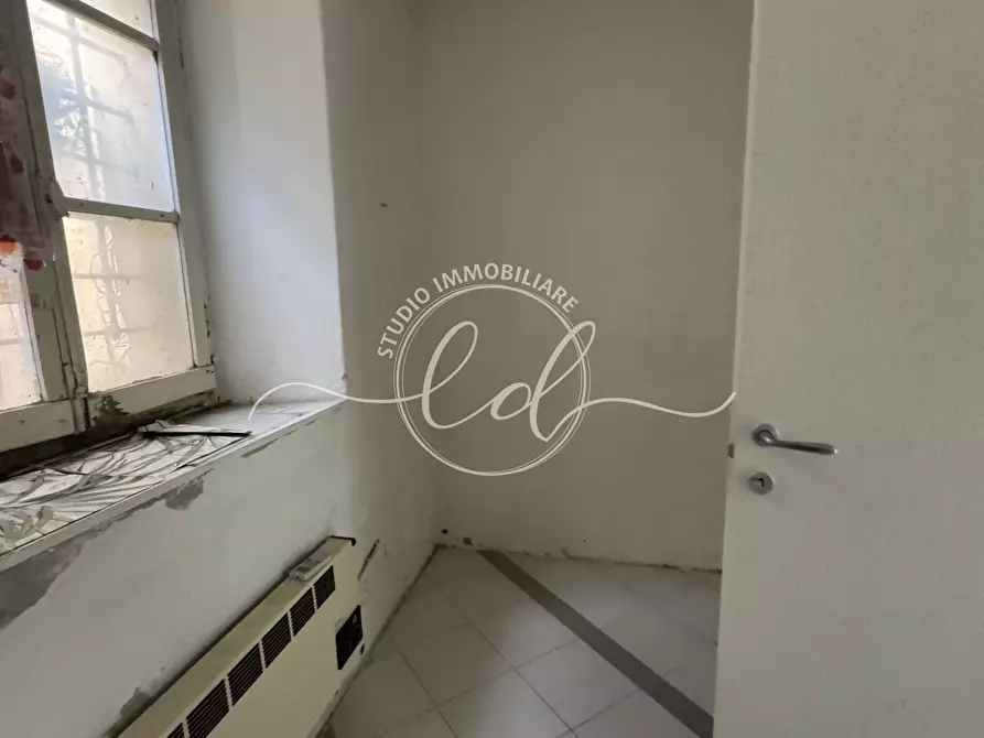 Immagine 5 di Capannone industriale in affitto  a Pietrasanta