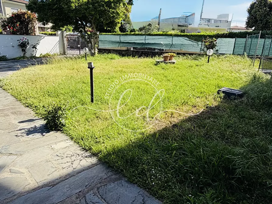 Immagine 77 di Casa indipendente in vendita  a Pietrasanta