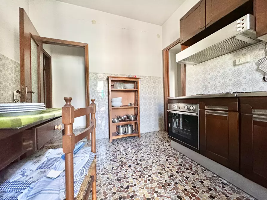 Immagine 21 di Porzione di casa in vendita  a Massa