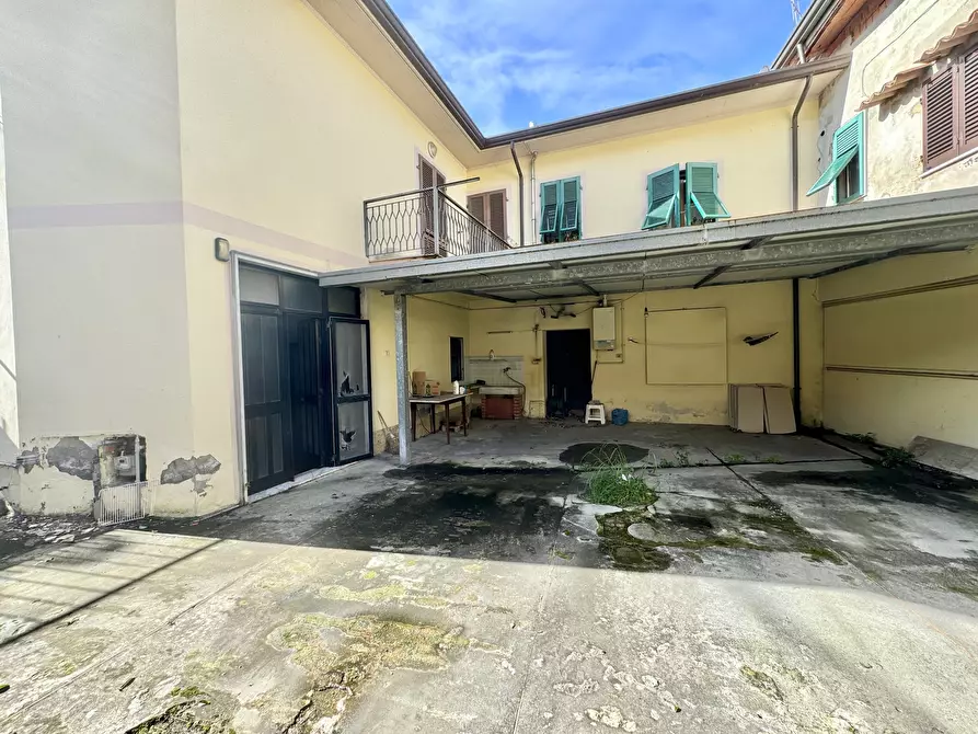 Immagine 41 di Porzione di casa in vendita  a Massa