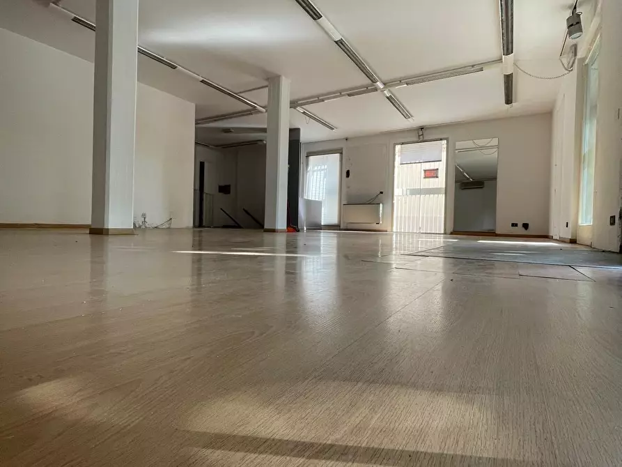 Immagine 1 di Capannone industriale in affitto  a Camaiore