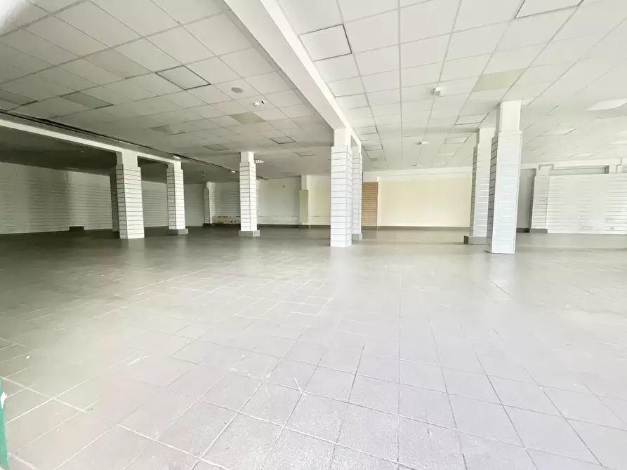 Immagine 5 di Locale commerciale in affitto  a Pietrasanta