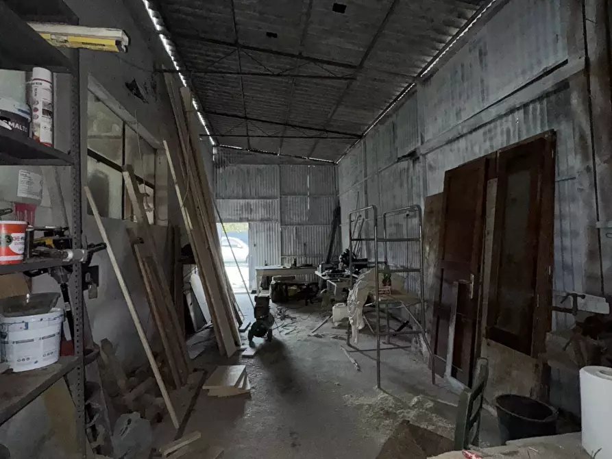 Immagine 34 di Laboratorio in vendita  a Pietrasanta