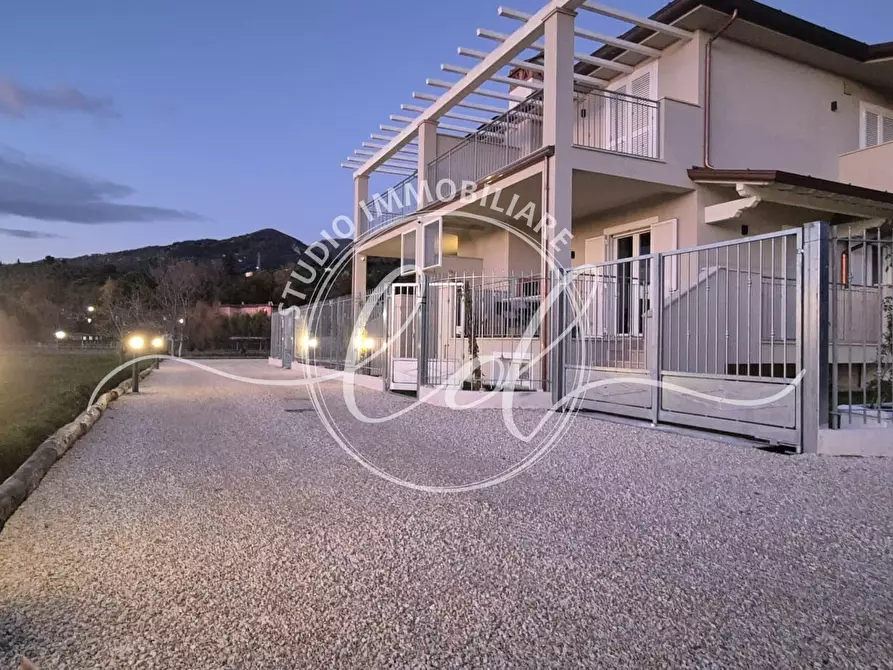 Immagine 1 di Porzione di casa in vendita  a Camaiore