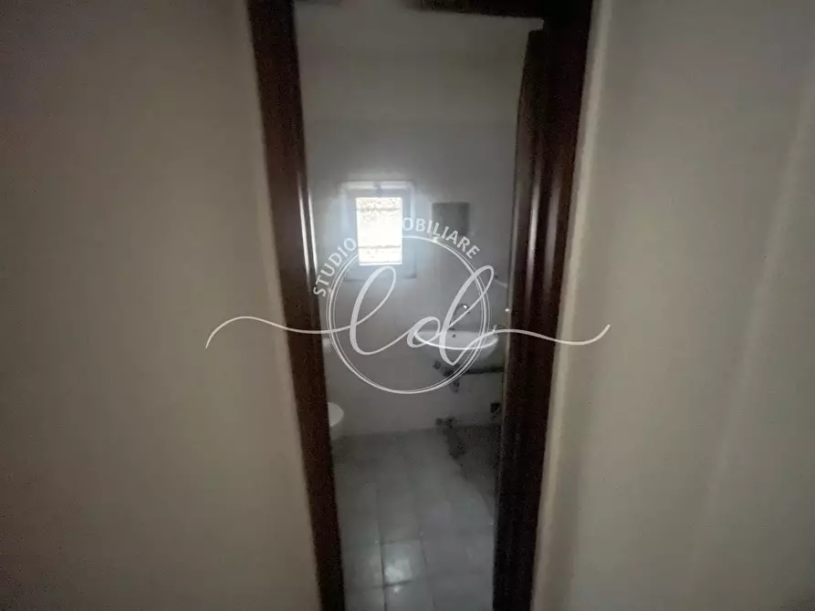 Immagine 10 di Capannone industriale in affitto  a Pietrasanta