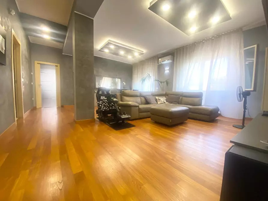 Immagine 3 di Pentalocale in vendita  in Via Cesare Battisti CESARE BATTISTI a Pescara