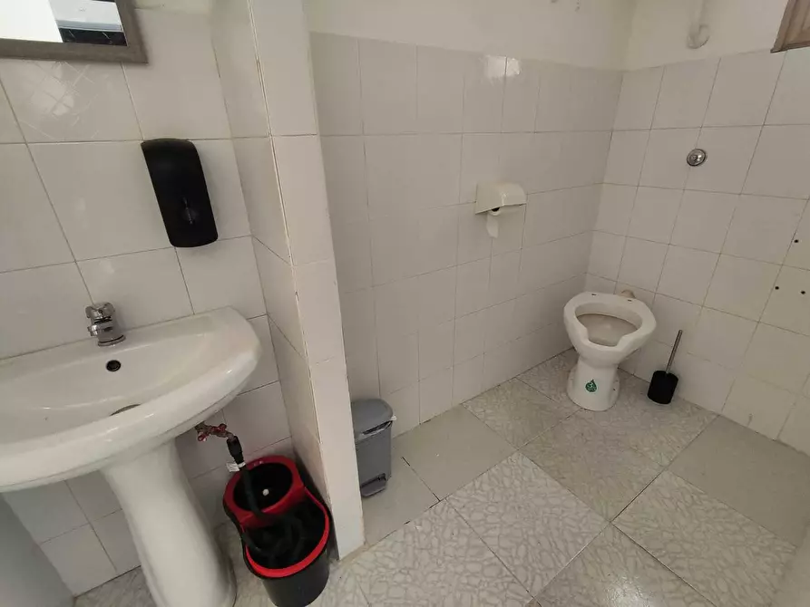 Immagine 6 di Attività commerciale in vendita  in Via Fratelli Bandiera a Guidonia Montecelio
