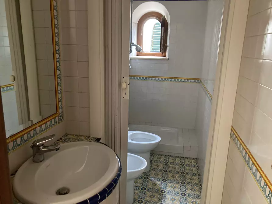 Immagine 10 di Locale commerciale in affitto  in Via Giuseppe Garibaldi 125 A a Guidonia Montecelio