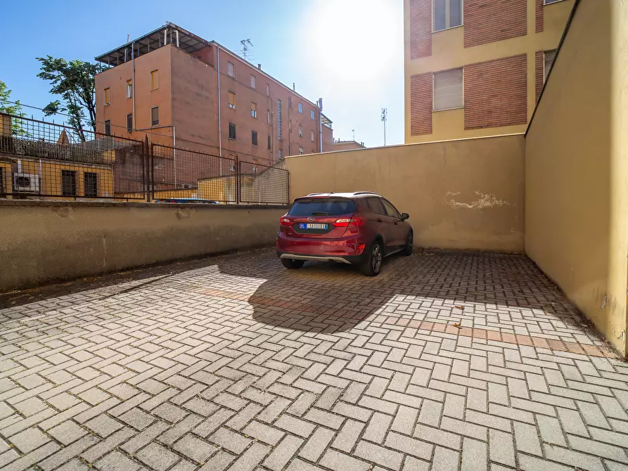 Immagine 2 di Pentalocale in vendita  in Viale Osacca 4 a Parma