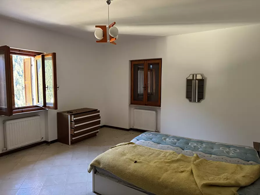 Immagine 14 di Locale commerciale in vendita  in Località Castello 4 a Mezzoldo