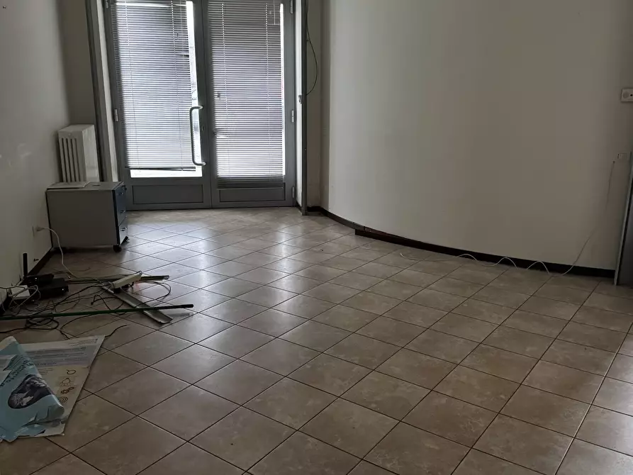 Immagine 16 di Locale commerciale in vendita  in Viale Pavia 18 a Lodi
