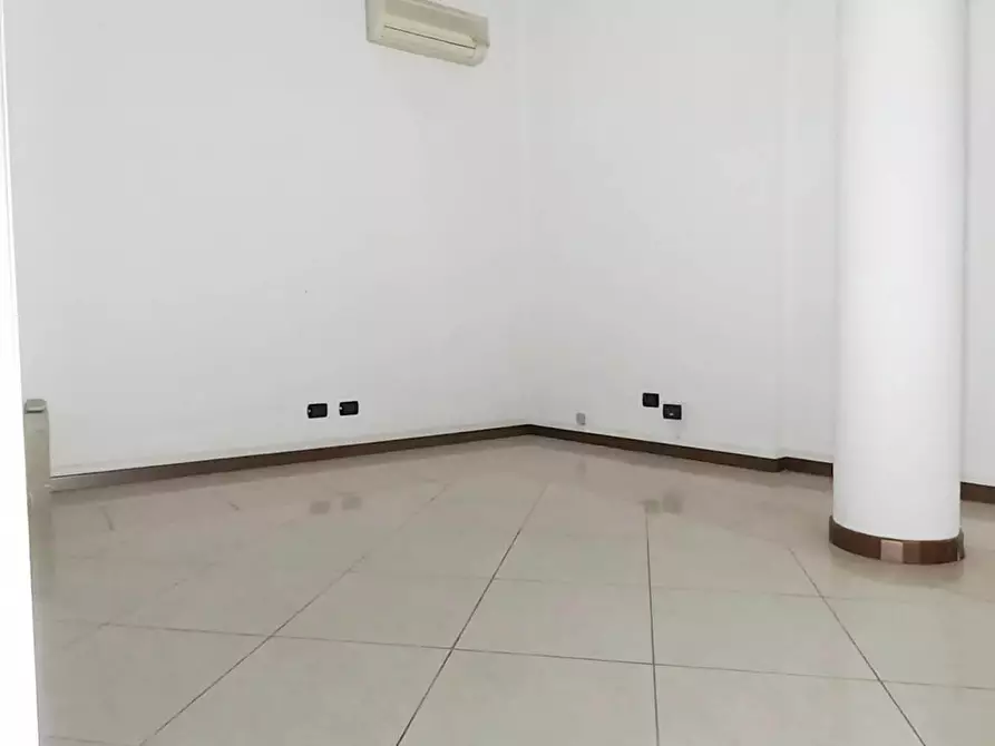 Immagine 6 di Locale commerciale in vendita  a Rovigo