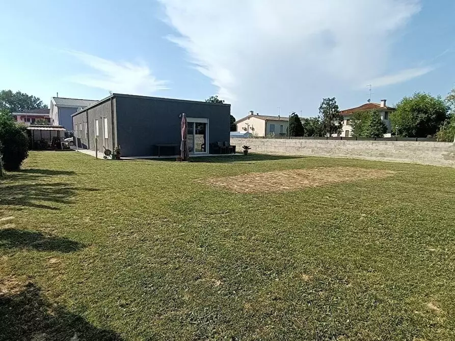 Immagine 1 di Casa indipendente in vendita  a Rovigo