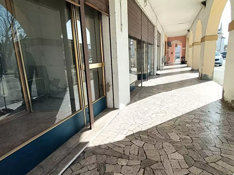 Immagine 2 di Locale commerciale in vendita  a Castelguglielmo