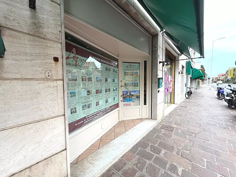 Immagine 11 di Attività commerciale in vendita  in Via Aurelia 178 a San Bartolomeo Al Mare