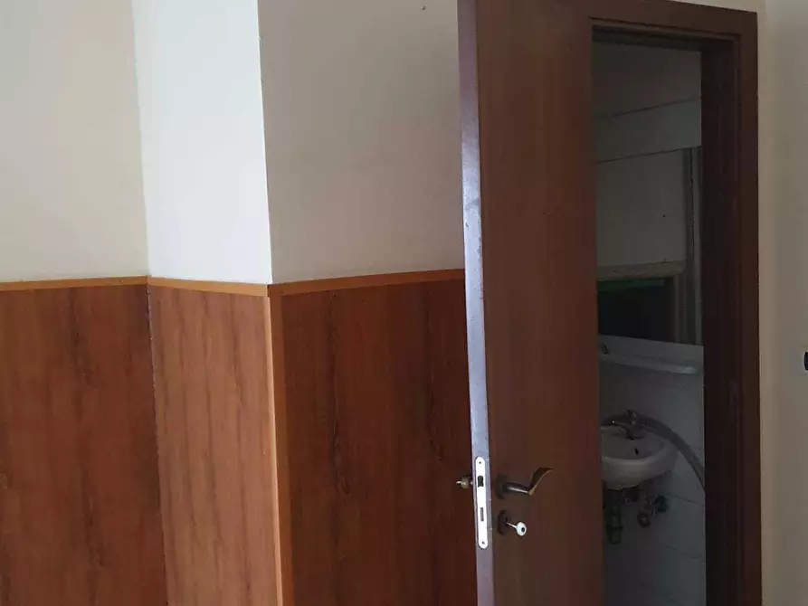 Immagine 7 di Locale commerciale in vendita  in Piazza Ardito Pietro 32 a Lamezia Terme