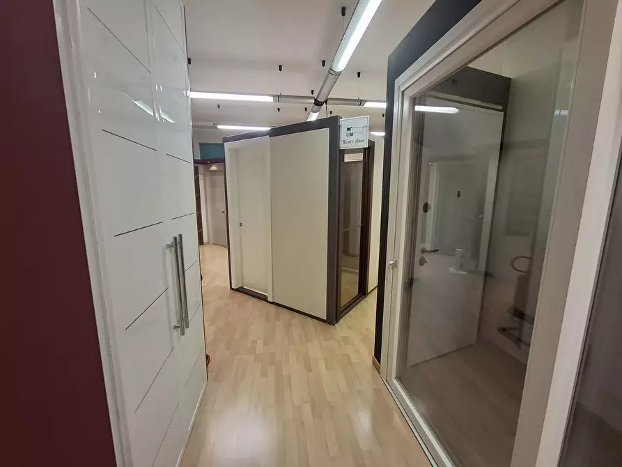 Immagine 47 di Locale commerciale in vendita  a Torino