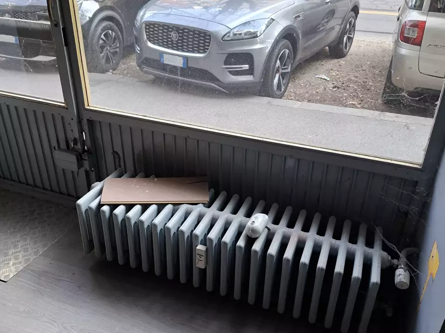 Immagine 18 di Locale commerciale in affitto  a Torino