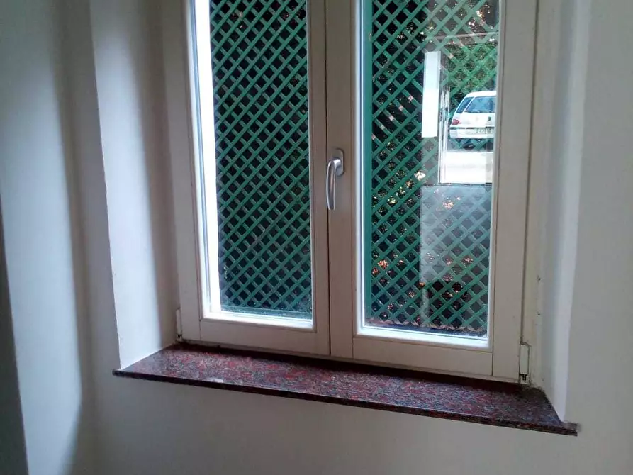 Immagine 2 di Locale commerciale in affitto  a Sarzana