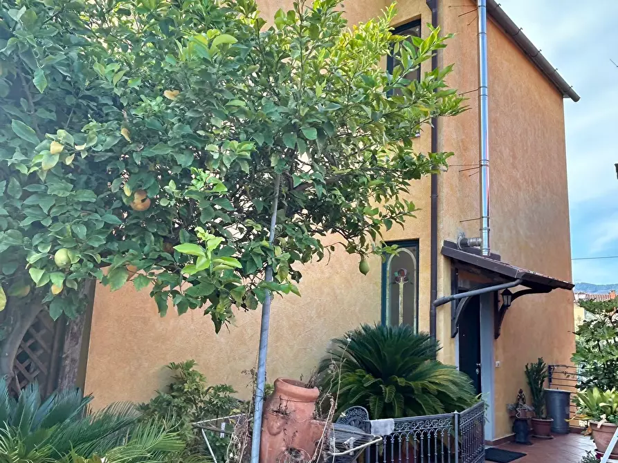 Immagine 7 di Pentalocale in vendita  a Sarzana