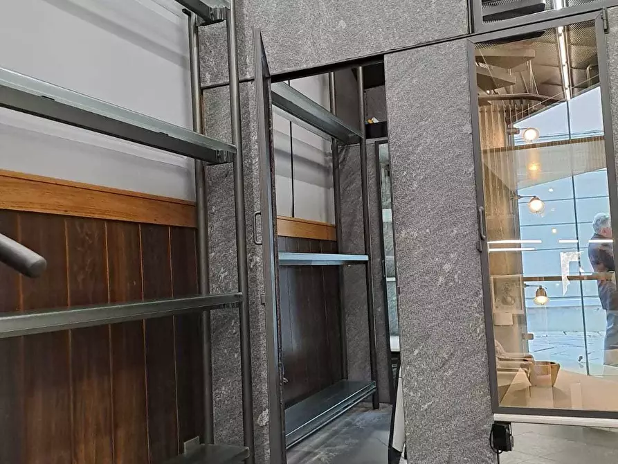 Immagine 4 di Locale commerciale in affitto  a Sarzana