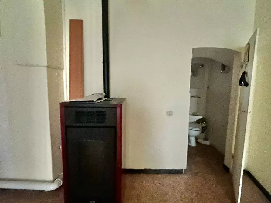 Immagine 6 di Locale commerciale in affitto  a Sarzana