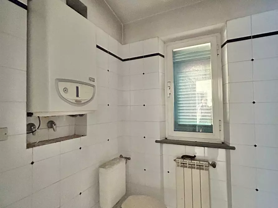 Immagine 22 di Locale commerciale in vendita  a Sarzana