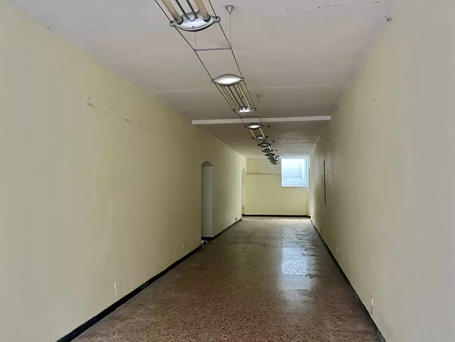 Immagine 7 di Locale commerciale in affitto  a Sarzana