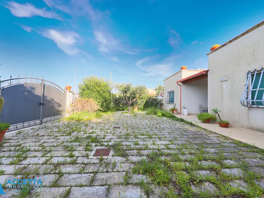 Immagine 3 di Villa in vendita  in Via Delfini 55 a Taranto