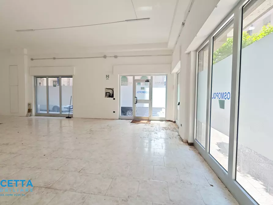 Immagine 9 di Locale commerciale in vendita  in Via Dica di Genova 50 a Taranto