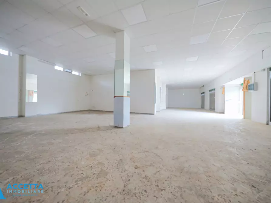 Immagine 5 di Locale commerciale in vendita  in Corso Vittorio Emanuele II 11 a Taranto