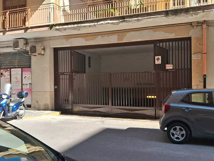 Immagine 1 di Garage in vendita  in Via Generale Adalgiso Amendola a Salerno