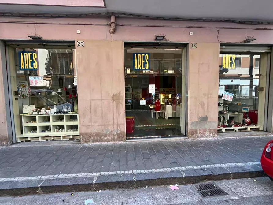Immagine 1 di Locale commerciale in vendita  in Via Sichelmanno 16 a Salerno