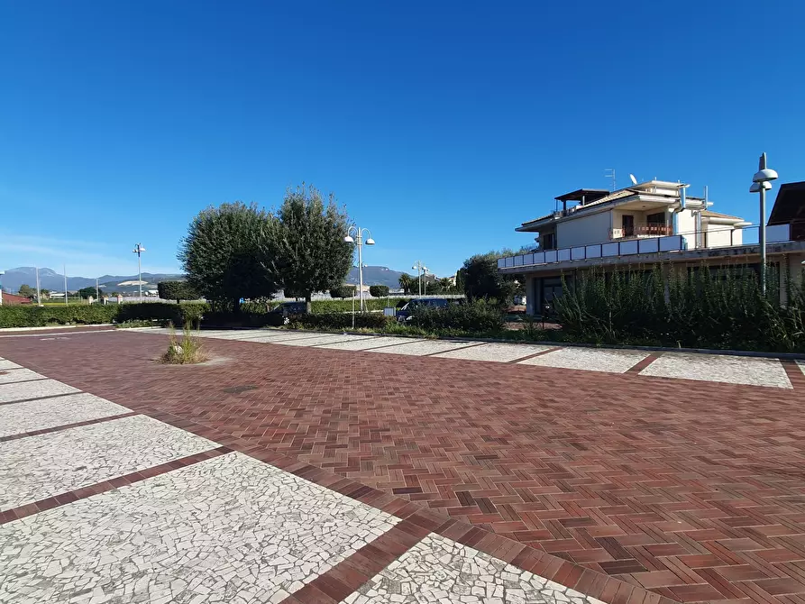 Immagine 9 di Locale commerciale in vendita  in località corno d'oro a Eboli