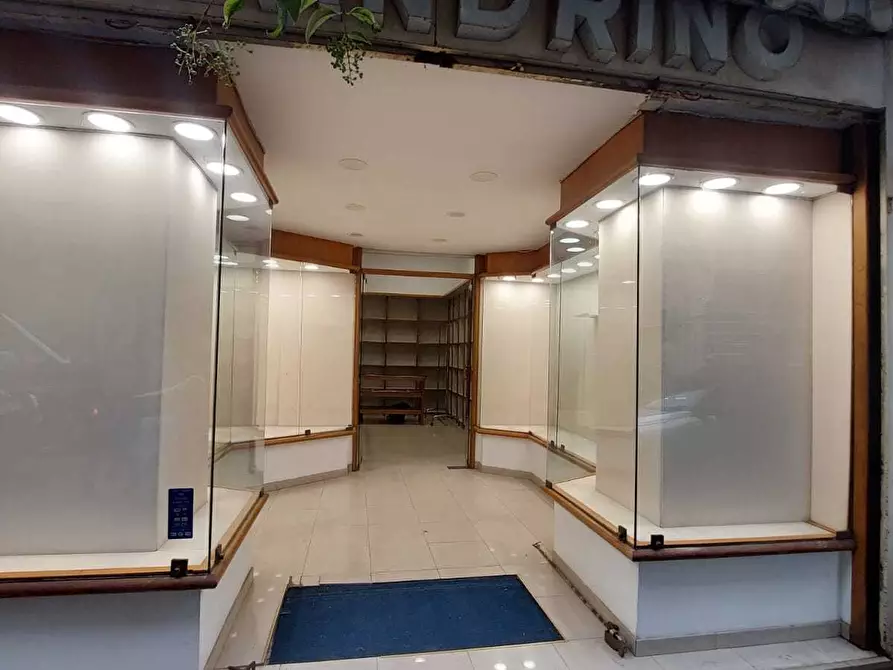 Immagine 3 di Locale commerciale in vendita  in Via del Carmine 89 a Salerno