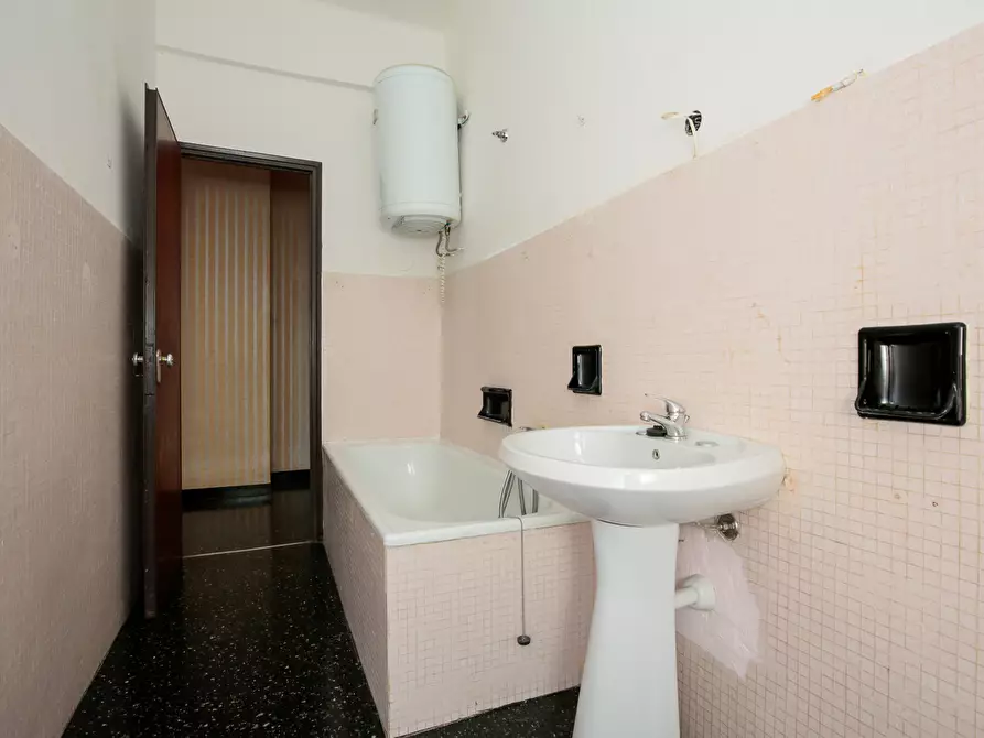 Immagine 23 di Pentalocale in vendita  in Via Paolo Anfossi 68c a Genova