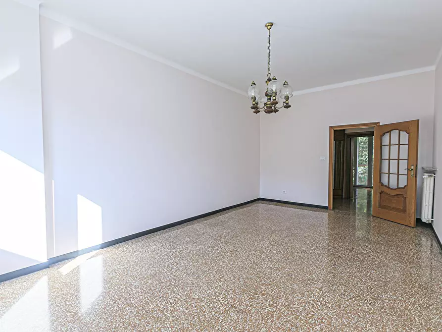 Immagine 17 di Pentalocale in vendita  in Via delle Acacie 10 a Genova