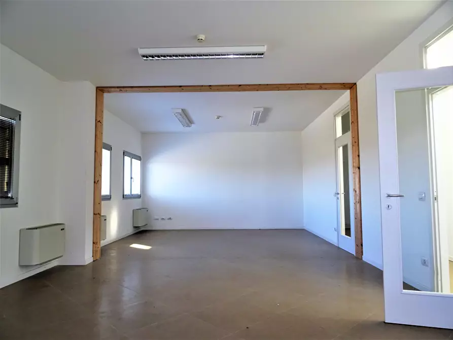 Immagine 10 di Attività artigianale in vendita  a Senigallia