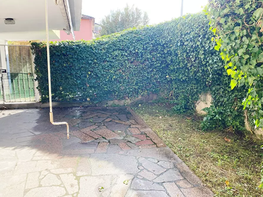 Immagine 5 di Casa trifamiliare in vendita  in Strada Statale 1 189 a Castelnuovo Magra