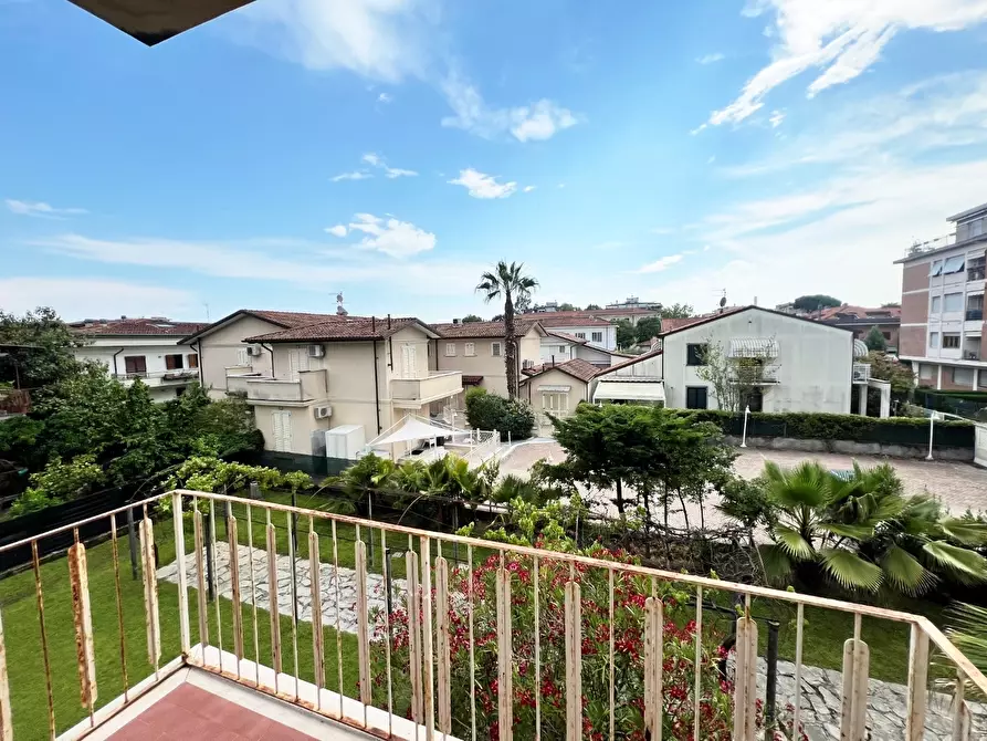 Immagine 6 di Casa trifamiliare in vendita  a Massa
