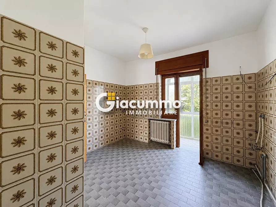 Immagine 12 di Pentalocale in vendita  in Via Genova 12 a Potenza